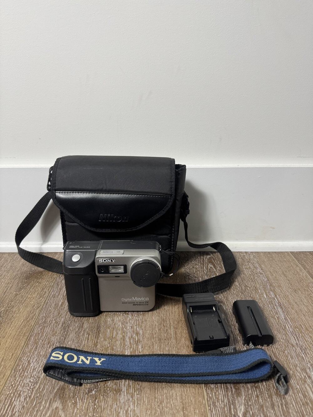 Sony Mavica MVC-FD81 Digital Photo & Movie Camera Bundle - Tested & Working